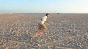 Футболист на пляже