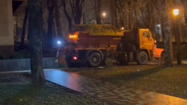 В Ставрополе коммунальщики всю ночь боролись с гололедом