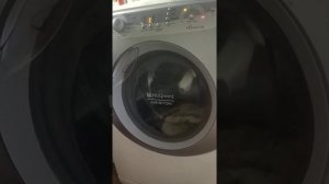 Почему стиральная машина Hotpoint-Ariston AQSL 109 не может провернуть барабан?