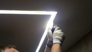 Световая линия в натяжном потолке с поликарбонатом, как правильно установить.mp4