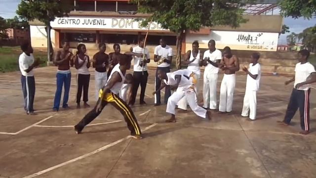 Treino Abada Capoeira Moxico смотреть онлайн