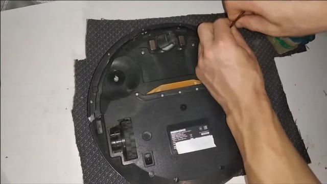 REDMOND RV-R450 разбирается так как не крутится щётка левая. смотреть онлайн