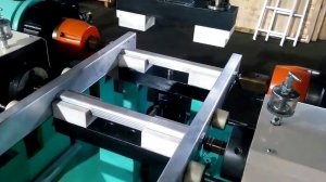 Завальцовка ступеней в секции алюминиевой лестницы