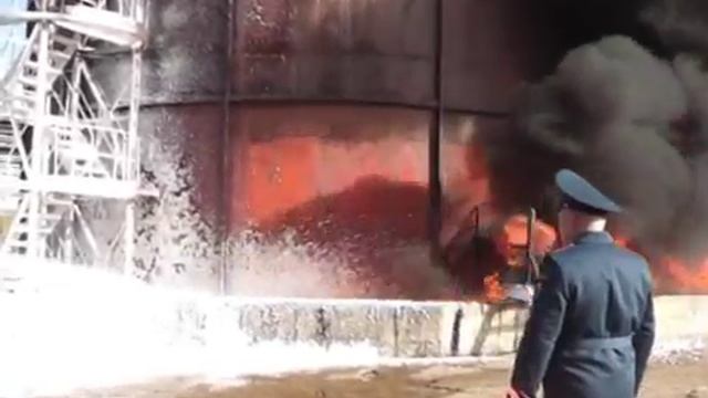Горит резервуар!! Тушат компрессионной пеной. 08.11.12