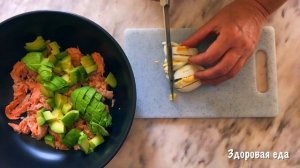 Салат с авокадо, лососем и яйцом | Кето салат с семгой