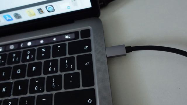 Connect MacBook Pro with HDMI to TV / USB C to HDMI смотреть онлайн