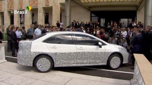 Montadora Toyota lança primeiro carro híbrido e flex do mundo em SP