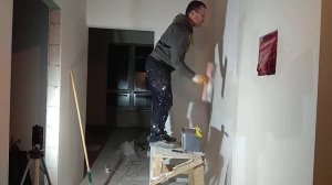 Поклейка стекло холста на стену.