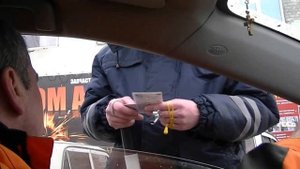 Как осадить сотрудника ДПС, когда он просит права, а вы в припаркованном авто
