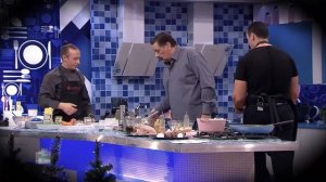 А. Невский-Курицын готовит курицу