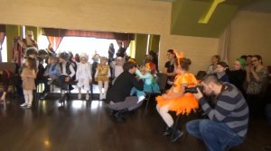 Катя на новогоднем утреннике в детском саду c Дед Морозом и конфетой гигантским