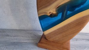 Интерьерная ваза из дерева и эпоксидной смолы