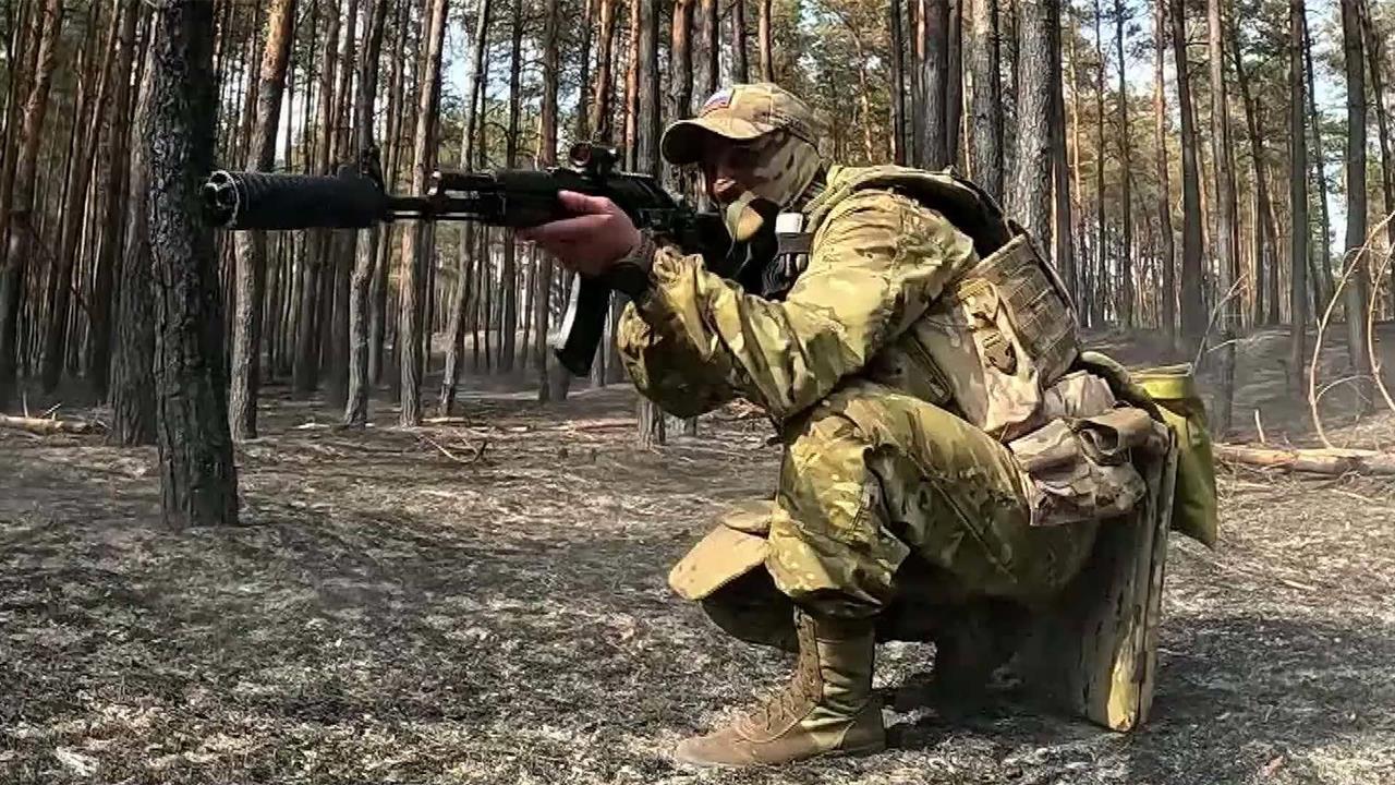 Российские войска круглосуточно штурмуют позиции противника в зоне СВО