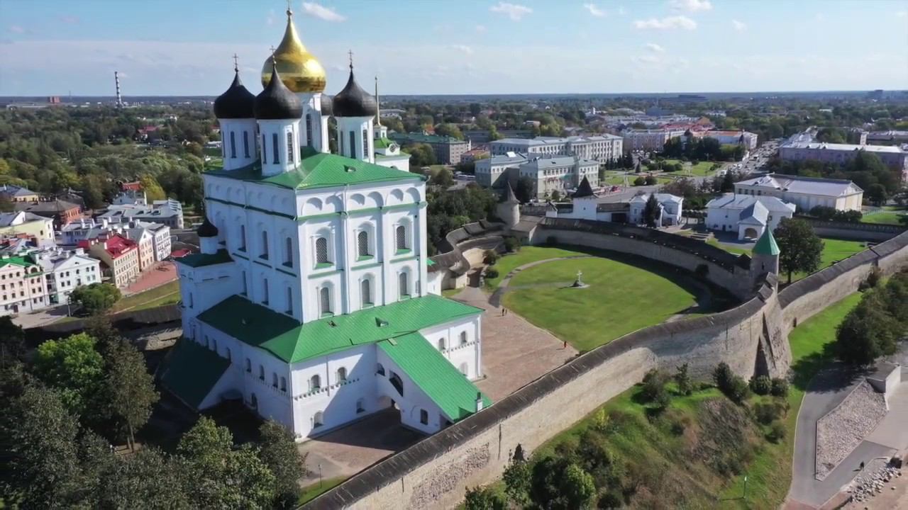 Псковский Кремль и река Великая.