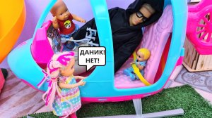 УЛЕТЕЛ НА ВЕРТОЛЕТЕ? ДАНИК ВЕРНИСЬ! Катя и Макс веселая семейка! Смешные куклы Барби и ЛОЛ ДАРИНЕЛК