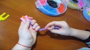 Цифра 8 из резинок Rainbow Loom.Подарок брелок из резинок без станка Поделки с детьми!