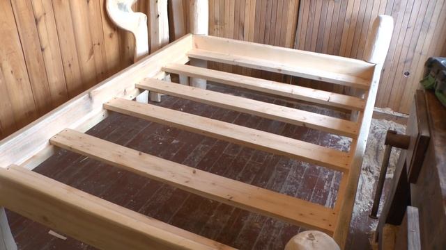 Изготовление кровати из стволов и сучьев. смотреть онлайн