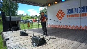 Гармонист Александр Ланин на Бирюзовой Катуни