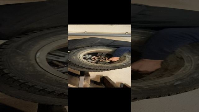 Мишаня тащит колеса