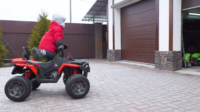 Тёма едет на Монстртраке и давит Машинки и игрушки Монстртрак для Детей