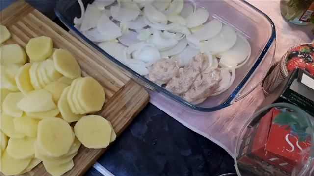 Куриное Филе с Картошкой в духовке на луковой подушки))))