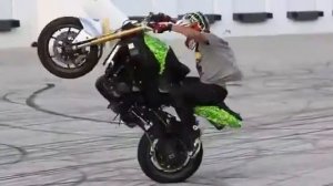 Сумасшедший стант на мотоцикле