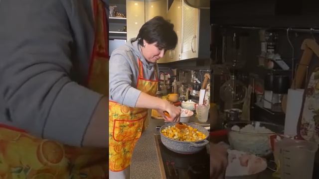 Готовим вместе с Ириной Борисовной ???Пирог из тыквы, яблока, творога и лаваша. смотреть онлайн