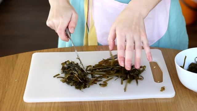 Салат с кальмарами и морской капустой