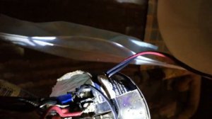 Газовая колонка работает от сети (блок питания), без батареек. Работает и от батареек и от сети.