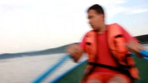 Плаваем на лодке на озере Тургояк