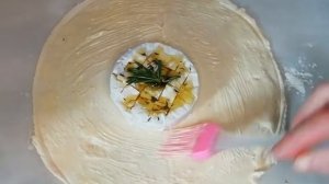 Запеченный Камамбер в слоеном тесте.