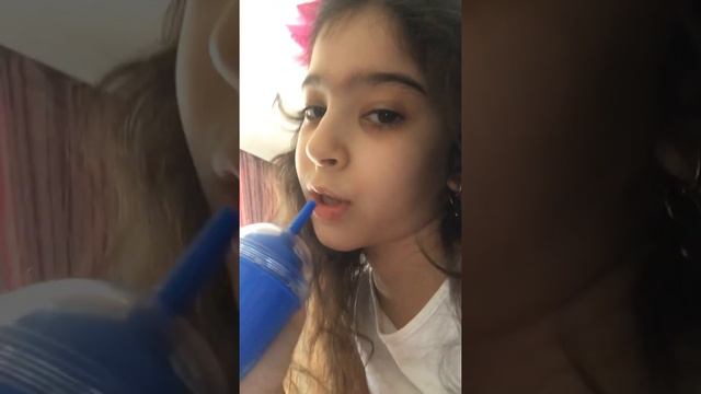 У Марьям сегодня день рождения   идёт  распаковка