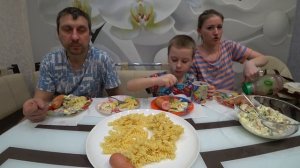 МУКБАНГ МАКАРОНЫ САРДЕЛЬКИ ШПИКАЧКИ САЛАТ С КАЛЬМАРАМИ #мукбанг #mukbang