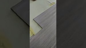 Как постелить ламинат под дверные касяки без порогов