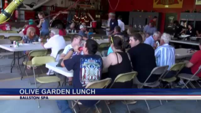Olive Garden gives lunch to Labor Day workers смотреть онлайн