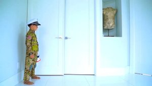 Сеня и Папа играют в Военных