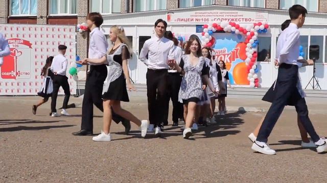 Атмосферное видео от тех, кто ежедневно в любое время суток убирает, моет, чистит улицы грязи пыли. смотреть онлайн