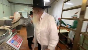 בדיקת סכינים לר"ה - р.Лазар и главный шохет России р.Ицхак Коган проверяют ножи перед Рош ѓа-шана