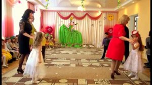 Танец с мамой в детском саду.mp4