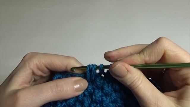 Шапка вязаная. Женская шапка с помпоном. Вязание крючком. Hat Crochet. Women's hat with a pompon.