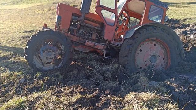 Трактор Т40 застрял в грязи | Трактор Беларус 1221 прищел на помош T40 tractor stuck in mud смотреть онлайн