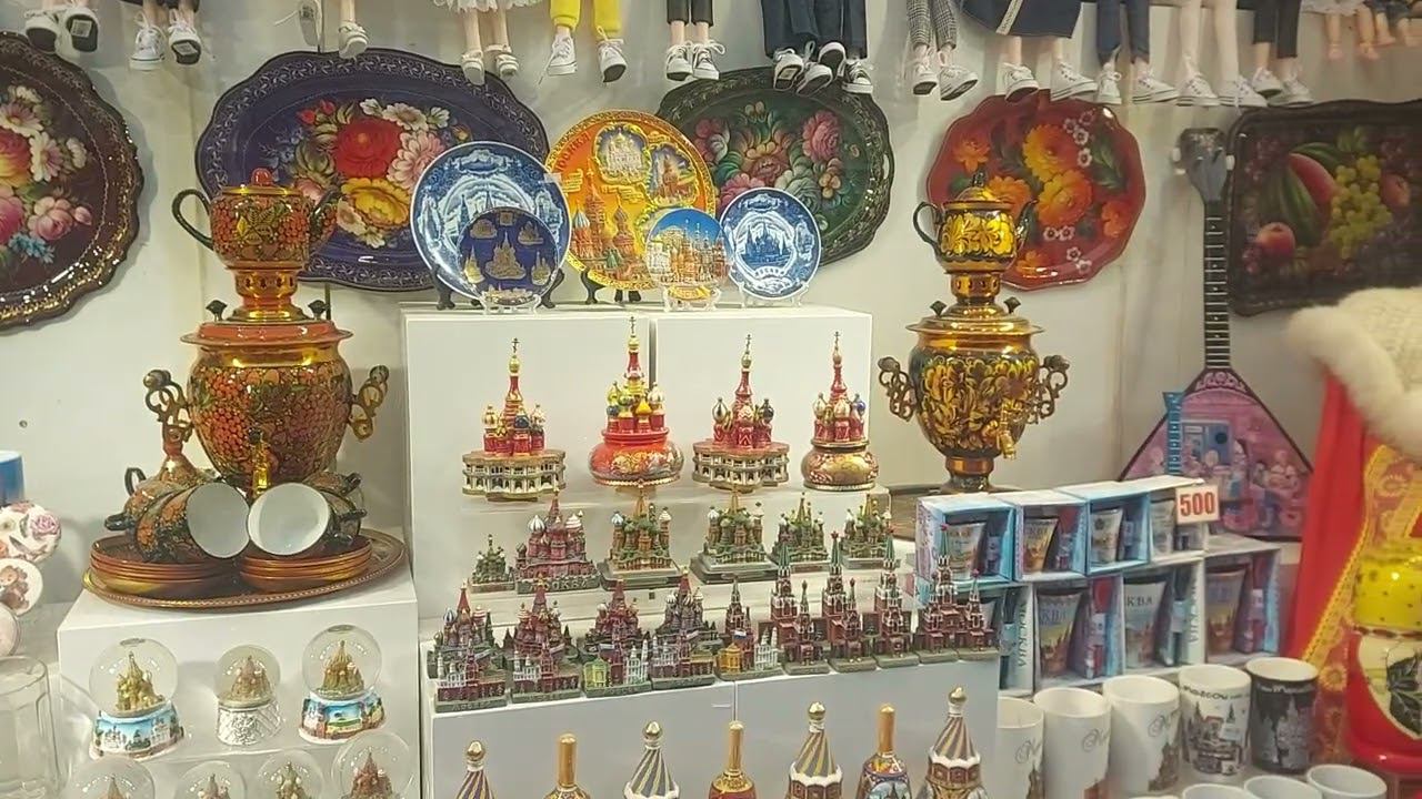 Красивая витрина на Никольской (30.06.23)