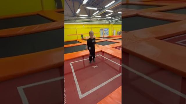 Трюки на батуте для начинающих смотреть онлайн