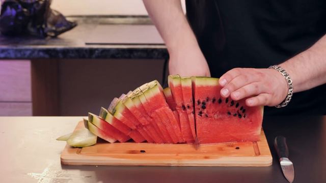 С опытом пришло. Покажу 3 мои любимые способа нарезать арбуз красиво и быстро смотреть онлайн