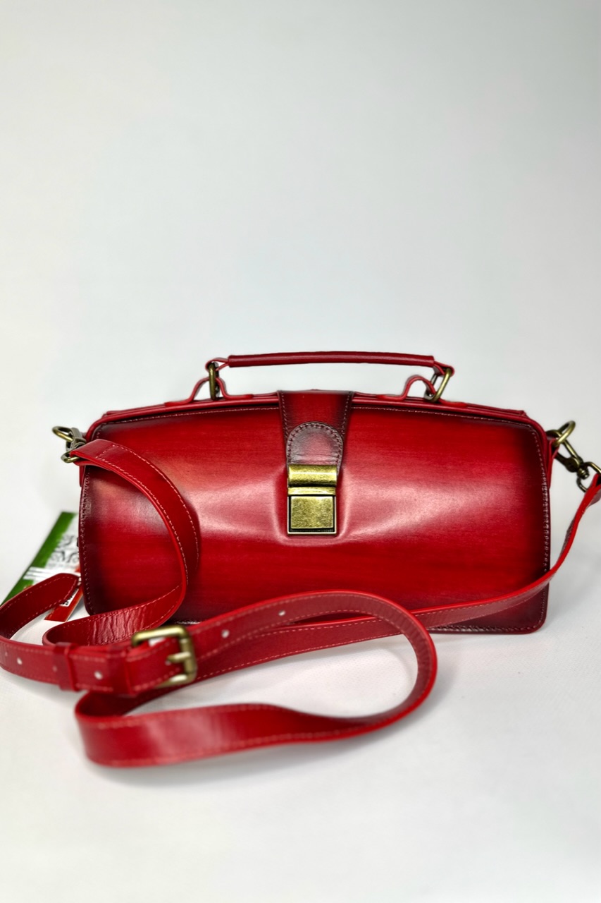 Красная женская сумочка мини саквояж ручной работы в античном стиле выполнена из натуральной кожи