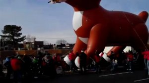 Огромный надувной олень сдулся на параде