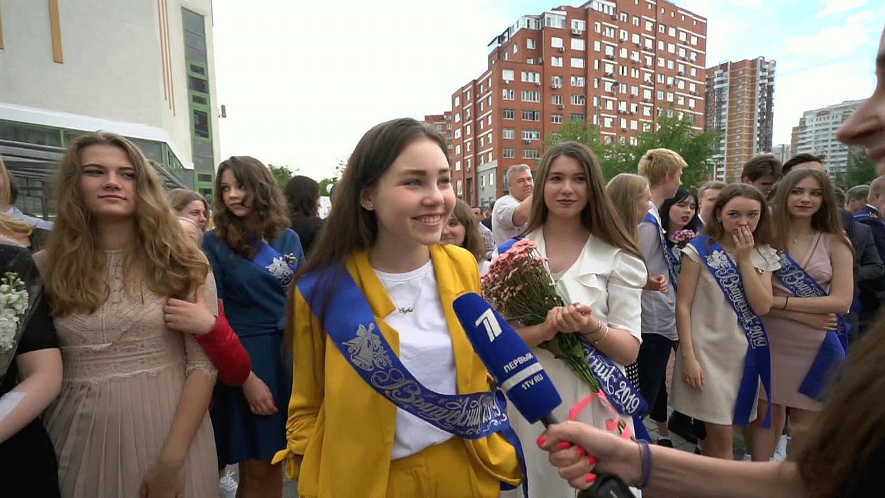 Для одиннадцатиклассников прозвенел последний звонок, от взрослой жизни отделяют лишь экзамены и ...