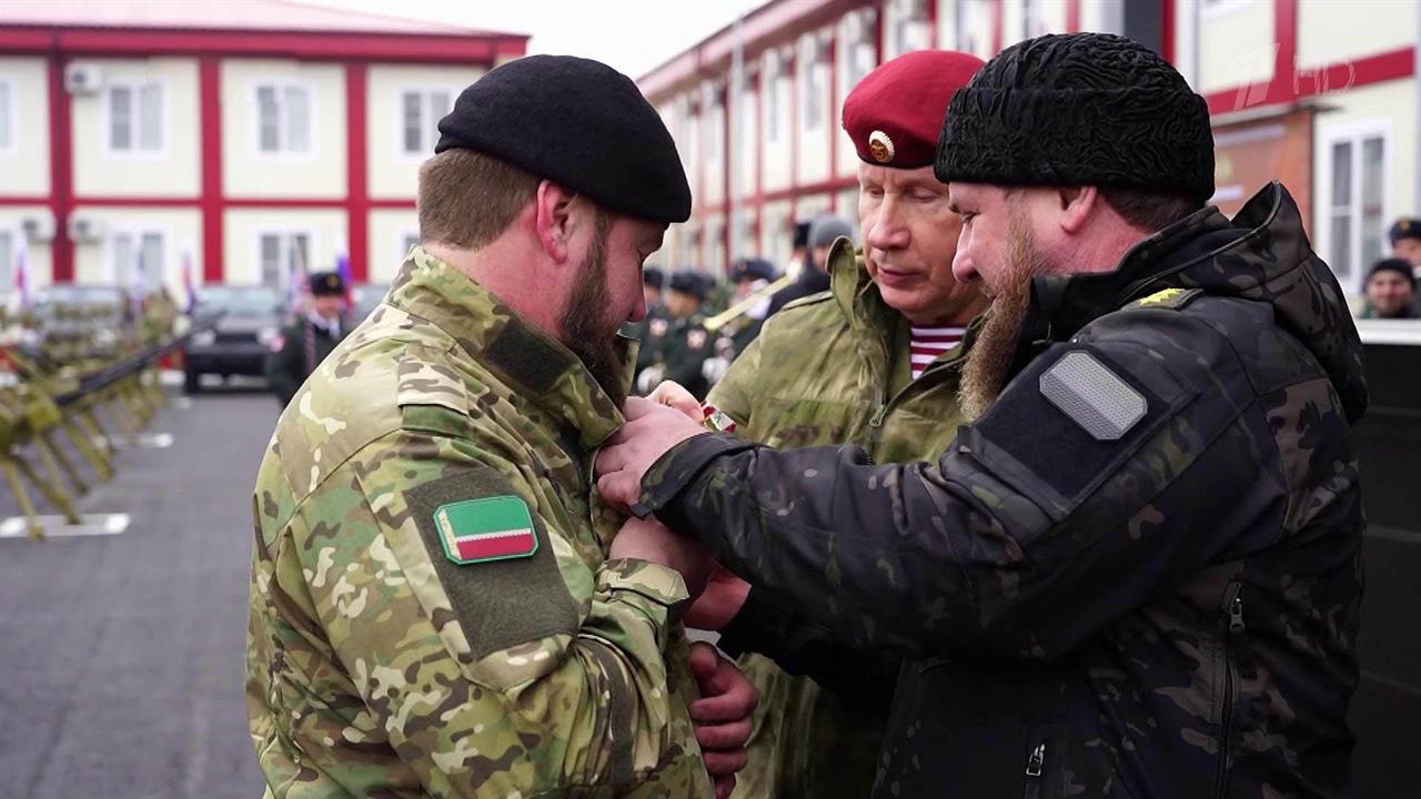 В Грозном в новом военном городке отличившимся бойцам вручили ордена и медали
