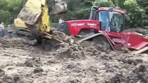 Трактор засосало в грязь по самые ...!