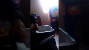 Niña asiendo tele con ayuda de papa